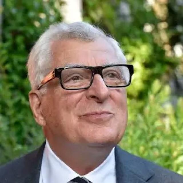 Prada e Capri Holdings verso accordo per acquisizione di Versace a 1,5 miliardi di euro, creando un polo italiano della moda da 2,8 mld