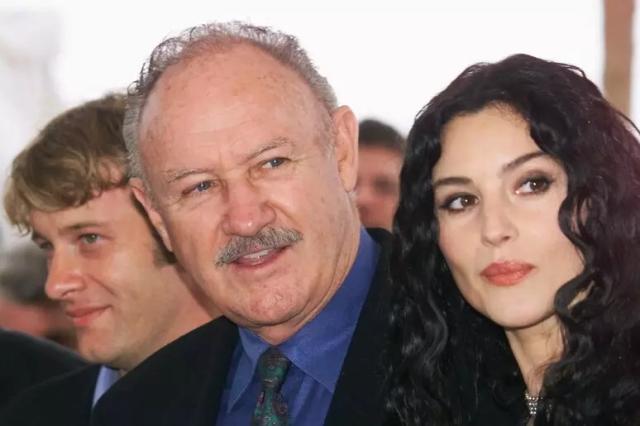 Gene Hackman morto per arresto cardiaco una settimana dopo la moglie, lei uccisa da un virus trasmesso dai topi, il decesso del cane per la fame