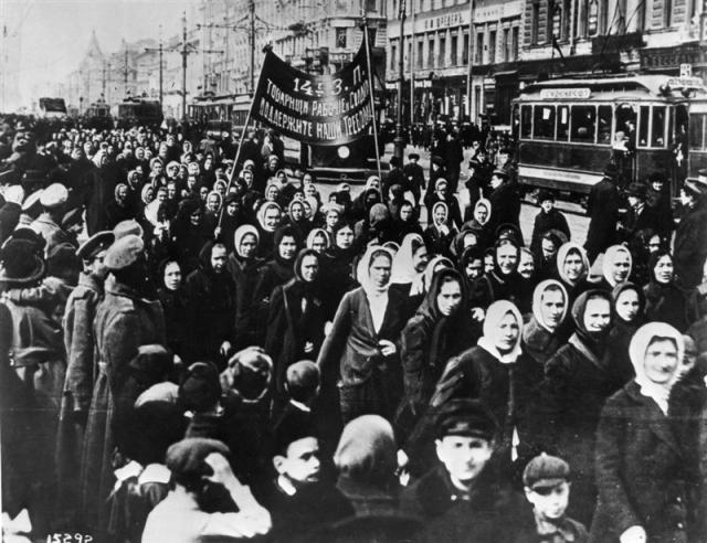 8 marzo 1917, in Russia le donne danno il via alla rivoluzione, chiedono pace e diritti, e ottengono il diritto di voto nello stesso anno; in Italia&nbsp;avverrà&nbsp;nel&nbsp;1946