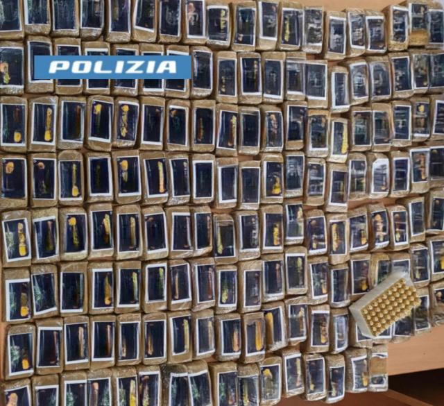 Scampia, gli agenti del Commissariato locale rinvengono in un sottoscala 15kg di droga e cartucce calibro 45 GFL