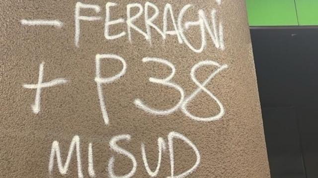 "Meno Ferragni, pi&ugrave; P38", il significato della scritta degli "Antifa" nella metro verde Sant'Agostino a Milano, Fidanda di FdI: "Impuniti e coccolati dalla sinistra"