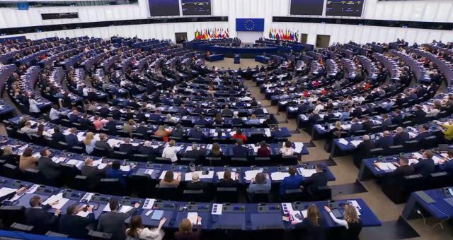 Ucraina, Parlamento Ue insiste e approva prestito da 90 mld&euro; a Kiev, 60 per acquisto di armi e 30 per assistenza macrofinanziaria