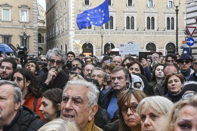 Una piazza per l'Europa, oggi i pi&ugrave; stupidi tra gli stupidi, chi plaudito a tutte le peggiori violazioni dei nostri diritti, manifestano "per la pace"