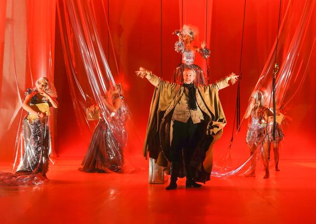  Casanova dall&rsquo;infinita Fuga. Prima teatrale al Mercadante. Napoli, la terra trema e chi si prepara alla Grande Fuga