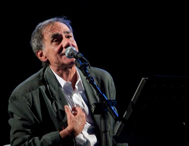 Vecchioni sul palco della piazza per l'Europa: non un concerto, ma uno sconcerto, col sostegno al Rearm Europe