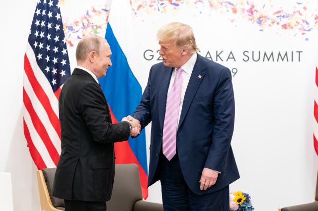 Ucraina, oggi telefonata Trump-Putin, verso riconoscimento Usa della Crimea russa, Casa Bianca: "Vicini alla pace"