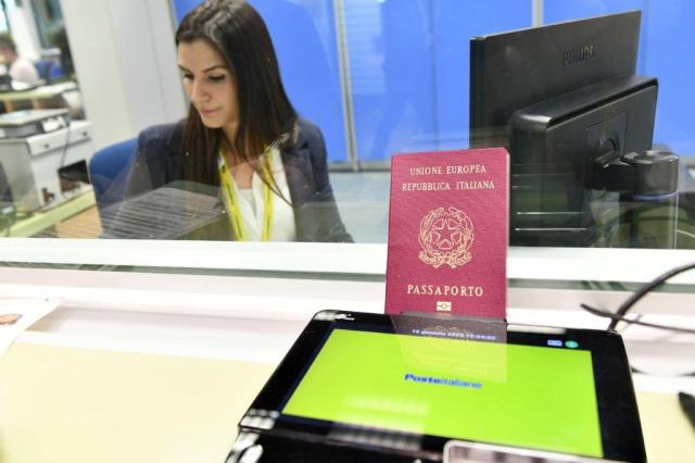 Poste Italiane, ampliata diffusione servizio di richiesta e rinnovo passaporto negli uffici postali di Milano, Napoli, Bergamo e in provincia di Firenze