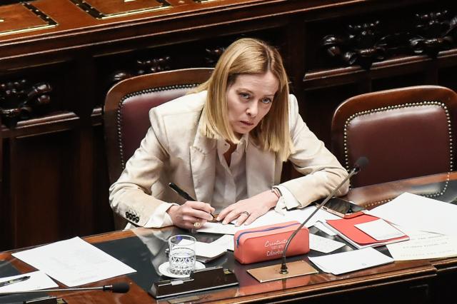 ReArm Europe, il governo si spacca: s&igrave; di FdI e FI, Lega strizza l'occhio a M5S, Pd diviso ma Meloni distrae tutti con Ventotene