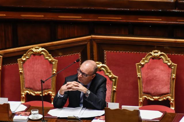 Valditara vieta asterischi e schwa in comunicazioni scolastiche: "In contrasto con norme linguistiche, ostacolano leggibilit&agrave;"