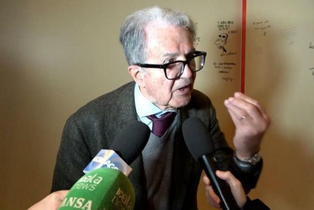 L'euroinomane Romano Prodi sbotta con la giornalista Lavinia Orefici su Ventotene, e le avrebbe persino tirato i capelli