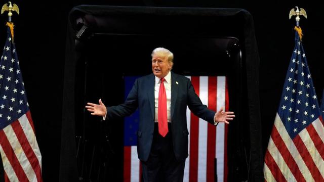 Trump valuta stop a dazi su automobili, prodotti farmaceutici e semiconduttori in entrata dal 2 aprile, rimangono quelli reciproci