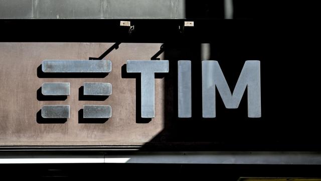 Tim sale in borsa dopo la vendita del 5% da parte di Vivendi: il colosso francese mantiene il 18,4%; Poste pronta&nbsp;a&nbsp;rafforzare