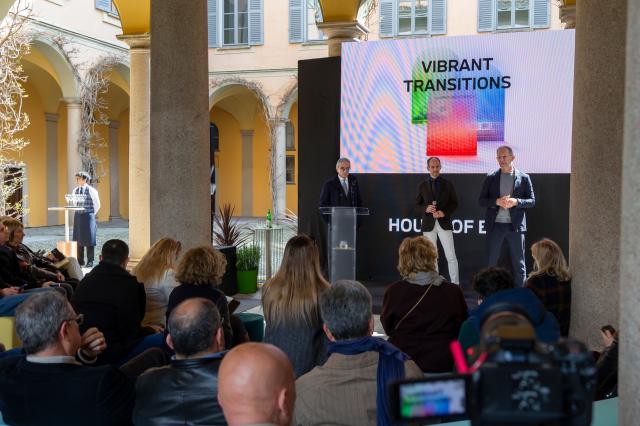  BMW Group Design, presenta a Milano l&rsquo;installazione &ldquo;Vibrant Transitions&rdquo;, protagonisti il BMW Panoramic iDrive e il BMW CE 02 by MINI Design