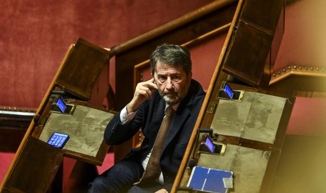 Il delirio di Franceschini (Pd): "Ai figli solo il cognome della madre", la proposta di legge come "risarcimento per ingiustizia secolare"