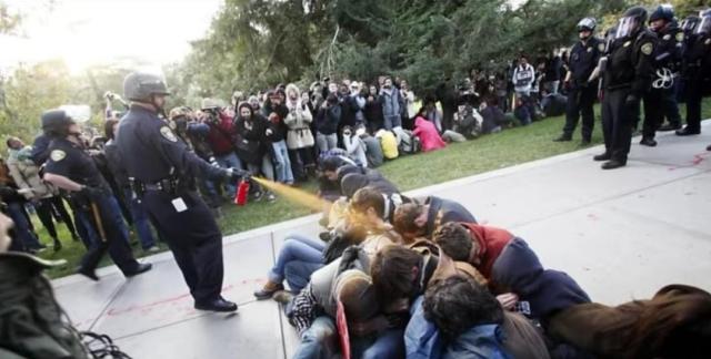 Universit&agrave; California a Davis sborsa 100mila $ per "cancellare dal web" video virale dello spray al peperoncino su studenti