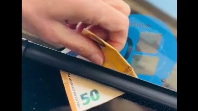 Nuova truffa dei 50 euro sul parabrezza, soldi falsi sul vetro per attirare il conducente e svaligiare l'auto, centinaia di derubati&nbsp;in&nbsp;Spagna