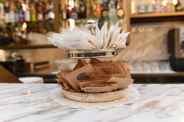 Ue verso divieto bustine di zucchero dal 2027, continua la follia Green deal, la Commissione: "Inquinano troppo, le sostituiremo con zuccheriere o dispenser"