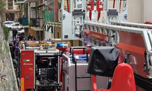 Sanremo, prima l'esplosione e dopo l'incendio in un condominio, morto un uomo di 64 anni e case inagibili