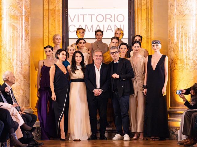 Oltre trecento ospiti hanno applaudito la sfilata del couturier marchigiano Vittorio Camaiani alla Galleria del Cardinale Colonna