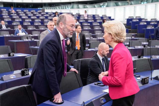 Von der Leyen e Weber in coro: "Riarmo grande opportunit&agrave; per l'Italia", come il gatto e la volpe con Pinocchio