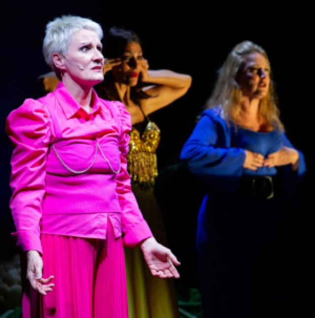 "Stai Zitta" di Michela Murgia a teatro: tra slogan e pregiudizi, l'importanza del corretto linguaggio per una societ&agrave; migliore