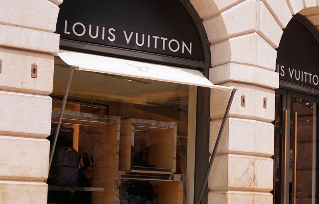 Louis Vuitton torna in via MonteNapoleone a Milano con moda, design e stelle Michelin
