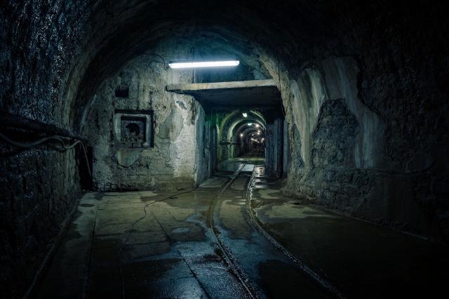 "L'Italia scopre il fascino del bunker": la nuova follia del lockdown bellico si sta affermando. Il potere ci domina con la paura