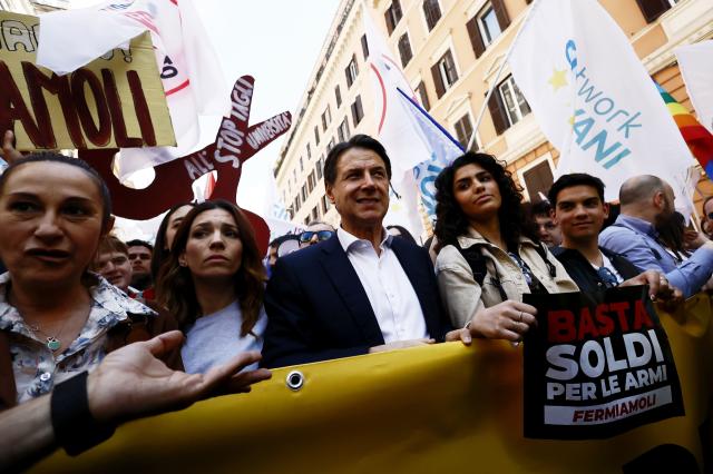 "No alla guerra": il coraggio e la furbizia di Conte; il silenzio degli altri. Moderati in testa, distanti dal paese reale