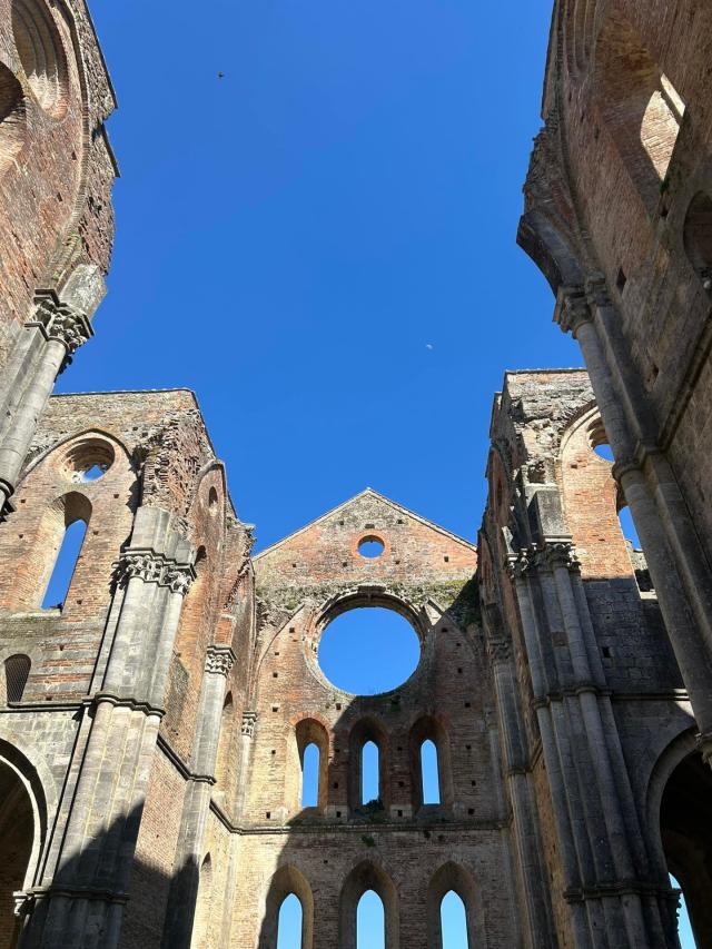 Dall'Abbazia di San Galgano alla leggenda millenaria della spada nella roccia: un viaggio tra miti e storia nella meravigliosa campagna toscana