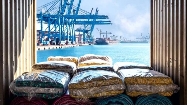 Genova, in porto arrivano borse, scarpe e tessuti falsi per un'alta moda low cost, indagate 20 persone