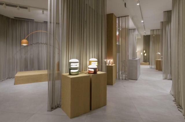 Kartell Flagship Store Milano celebra i 25 anni della collezione Lighting trasformando lo spazio in un museo temporaneo dell'illuminazione