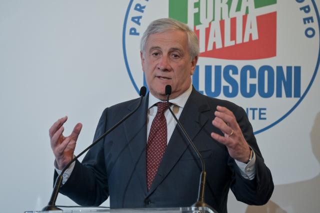 Due dichiarazioni surreali di Tajani: "ci vuole pi&ugrave; Europa, che per&ograve; senza Stati Uniti non pu&ograve; difendersi da sola"