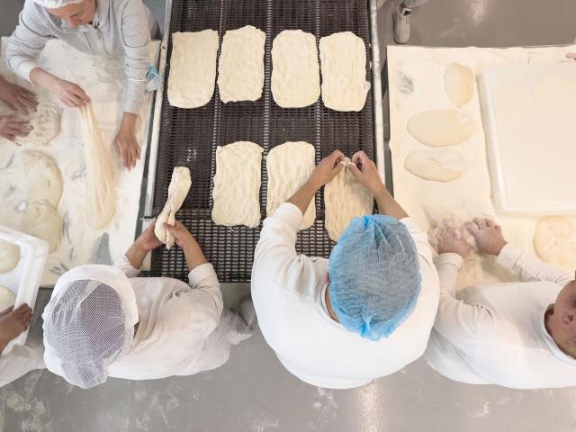 Produzione Pinsa nello stabilimento Savini