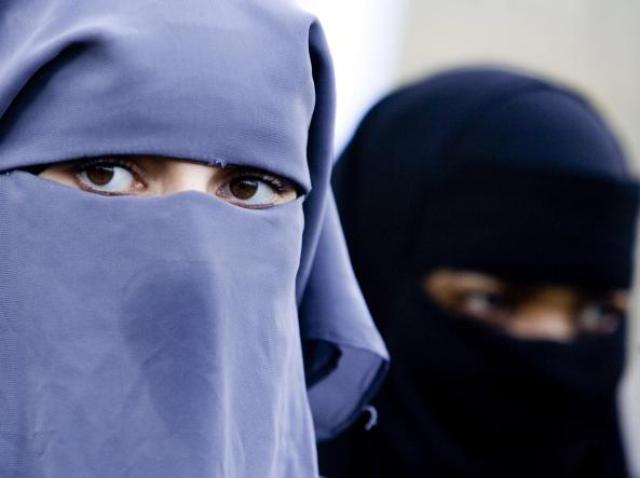 BURCA, una poesia che interroga la libert&agrave; femminile tra visibilit&agrave;, identit&agrave; e il potere dello sguardo