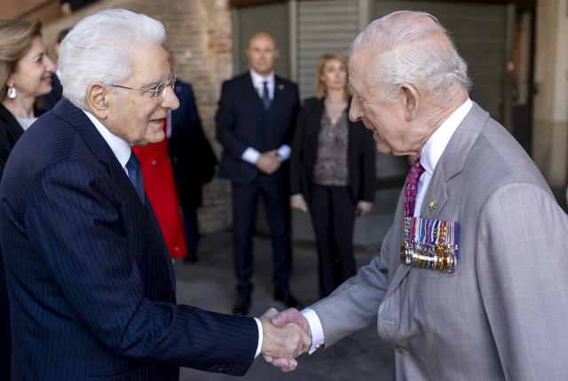 Re Carlo III e i lacch&egrave;, un'ennesima rappresentazione della decadenza mondiale: il mito dell'uomo forte al potere &egrave; insito nel nostro DNA di servi