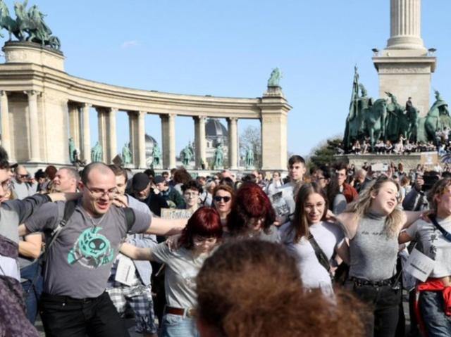 Ungheria, Parlamento al voto per emendamento costituzionale "anti gender fluid" voluto da Orb&aacute;n: "Solo due sessi, stop a Pride e propaganda lgtbq+"