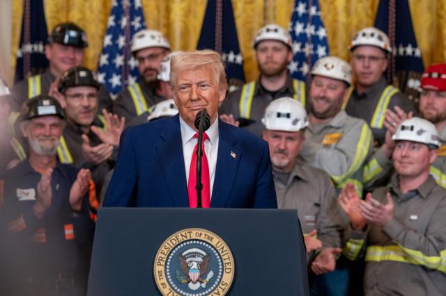 Dazi, Trump: "Prossima settimana nuove tariffe al 25% su semiconduttori", esenzione solo temporanea per smartphone e pc