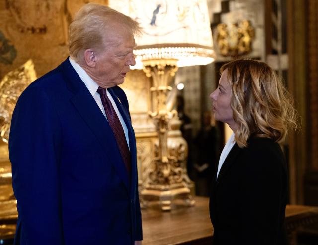 Meloni da Trump, sul tavolo dazi e spese militari al 2%, per l'Italia pi&ugrave; gnl e armi, per l'Ue ipotesi Free Trade Zone - RETROSCENA