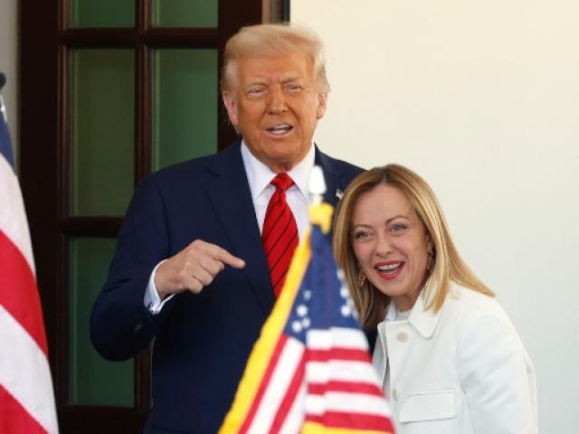 Incontro Trump-Meloni alla Casa Bianca, la premier: "10mld &euro; di investimenti italiani in Usa e aumento difesa al 2%", il tycoon invitato a Roma per negoziare dazi con l'Ue 