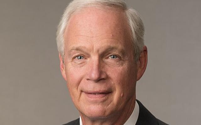 Vaccino Covid, senatore Usa Johnson: "CDC ha distrutto documenti su tasso di aborti spontanei dell'82% in donne incinte vaccinate"