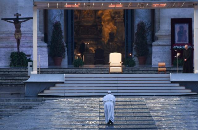 Morte Papa Francesco, alle 19,30 rosario dei fedeli in San Pietro, la Casa Bianca: "Trump potrebbe presenziare ai funerali"