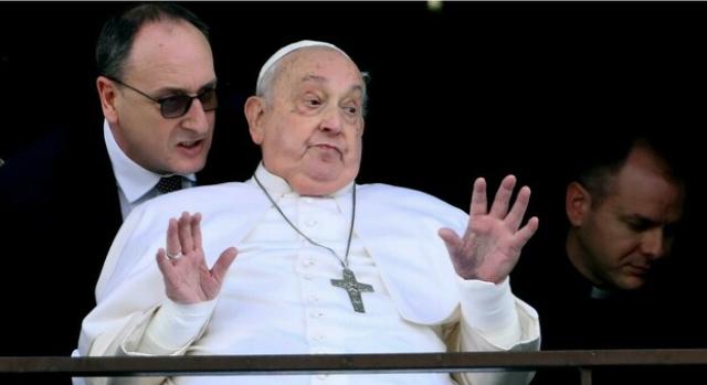 Le ultime parole di Papa Francesco il giorno della morte all'infermiere Massimiliano Strappetti: "Grazie per avermi riportato in Piazza", poi l&rsquo;addio con la mano