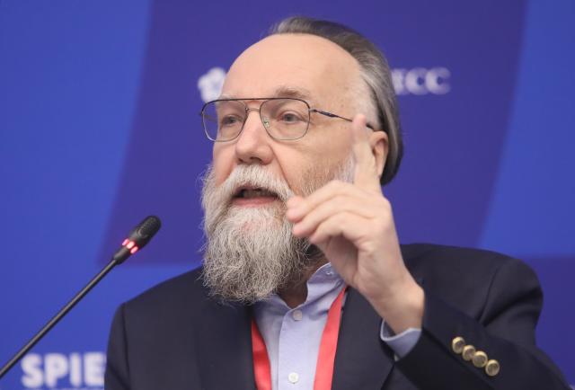 Aleksandr Dugin su Papa Francesco: "Non &egrave; stato un buon pontefice, woke, globalista e di sinistra, ha appoggiato migranti, gay e pervertiti"