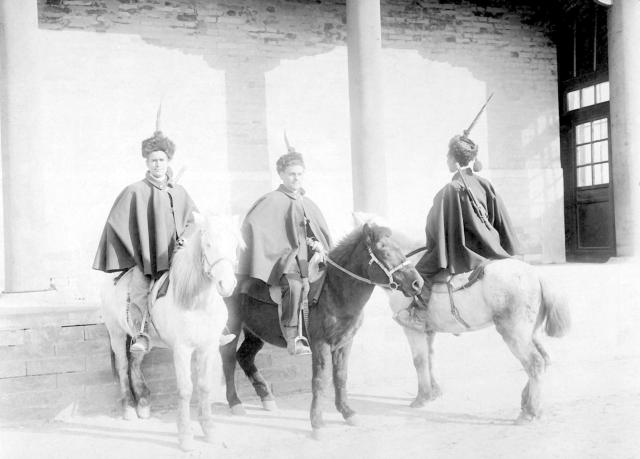 L'Italia in Cina ieri, tra controllo delle aree ed espansione coloniale e la Cina in Italia oggi, con la significativa presenza nel quartiere Esquilino a Roma