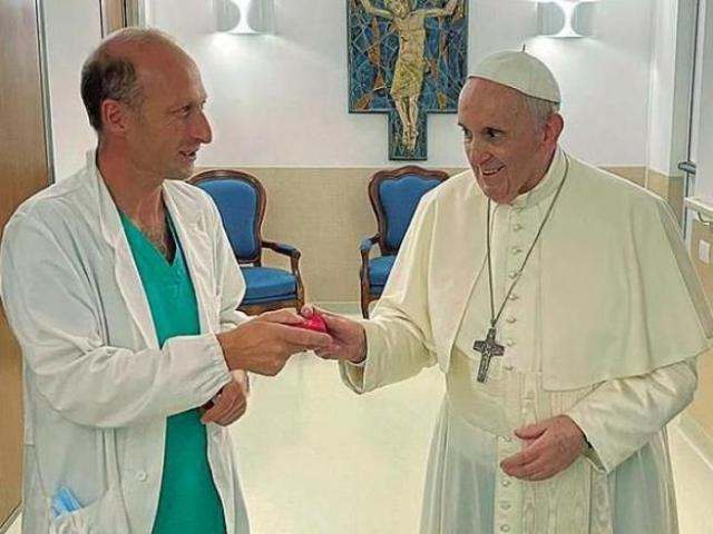 Medico di Papa Francesco Sergio Alfieri: "Ricovero sarebbe stato inutile, ha chiesto di non essere intubato