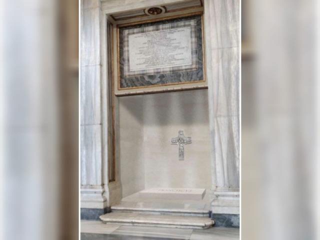 Papa Francesco, tomba semplice nella Basilica di Santa Maria Maggiore: marmo bianco ligure, la scritta "Franciscus" e la croce pettorale