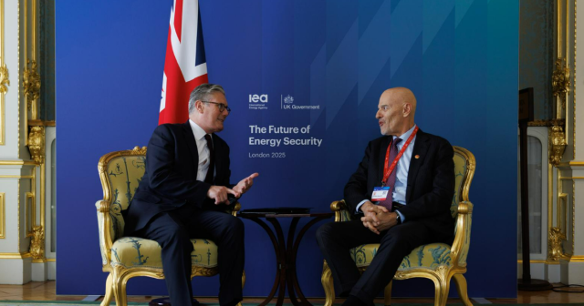 al via il vertice IEA a Londra; Descalzi (Eni) e Starmer hanno discusso su investimenti e partenariati per un&rsquo;energia pi&ugrave; resiliente