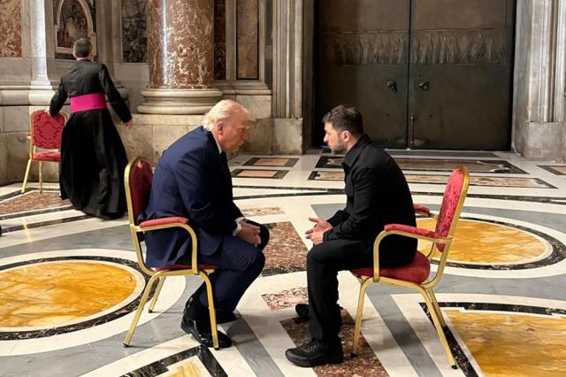 Incontro Trump-Zelensky ai funerali di Papa Francesco, sul tavolo Crimea e territori russi a Mosca, tycoon: &ldquo;Vicini ad un accordo&rdquo;