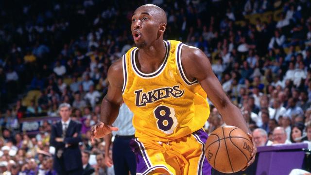 Kobe Bryant da record, la maglia dell'esordio venduta all'asta per la cifra record di 7 milioni di dollari