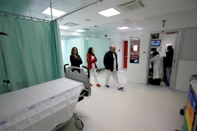 Telefonata choc ospedale Cardarelli Campobasso: &ldquo;Signora, suo padre &egrave; morto per arresto cardiaco&rdquo;, ma in realt&agrave; &egrave; vivo e viene dimesso, scambio nelle cartelle cliniche